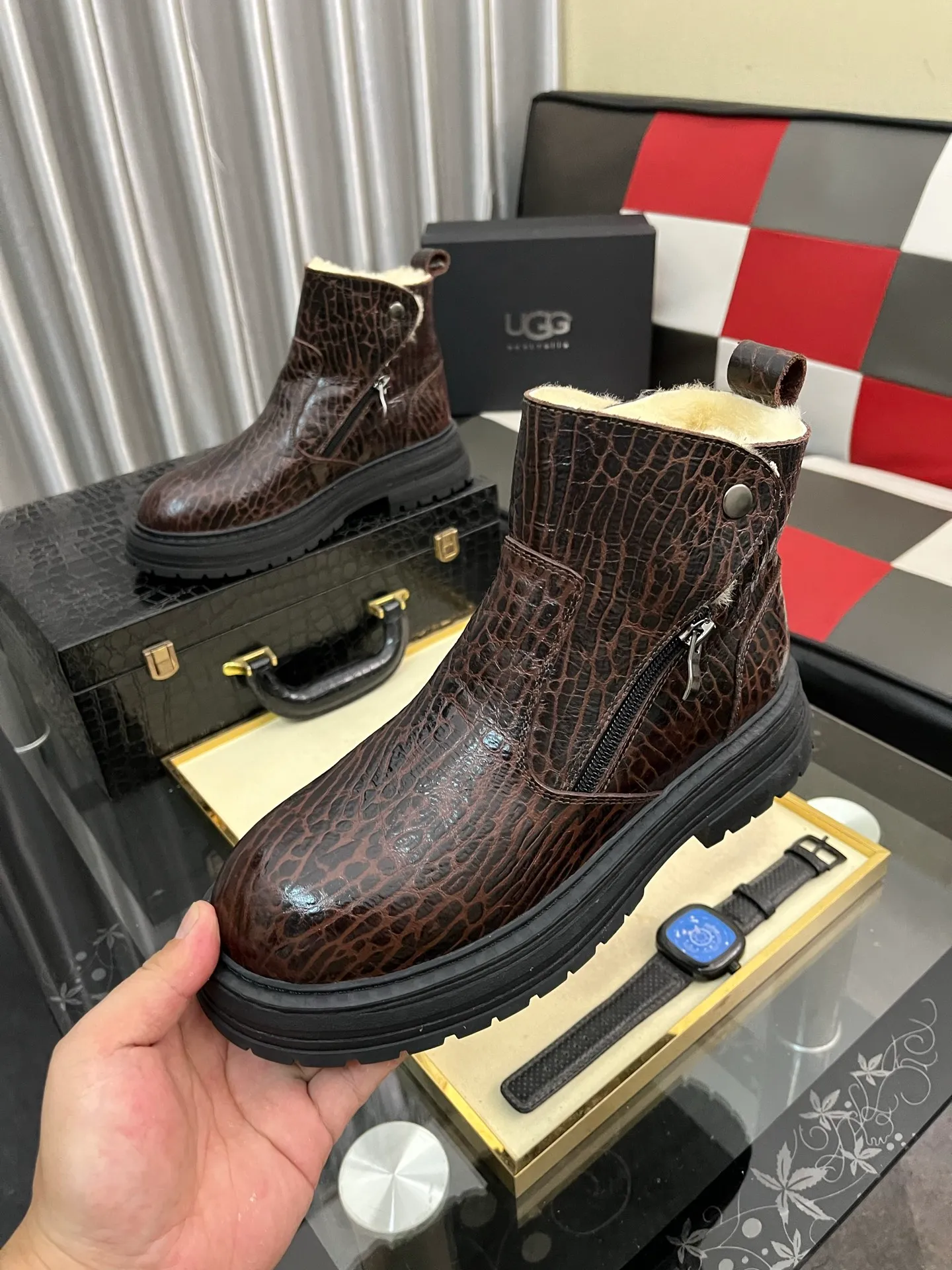 Ex-factory price: 680⌚️⌚️Thick wool imported from Australia Brand: UGG genuine purchasing agent Size: 39-44 (45 customized) Grade: Official website 1:1 Material: First layer of genuine leather waterproof and antifreeze upper Real wool lining Original non-slip and wear-resistant outsole Style category: Men's casual shoes Trendy style Comfortable on the feet Color: Official website color synchronization